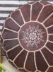 Pouf marocain en cuir marron foncé