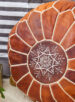 Pouf marocain en cuir terracotta