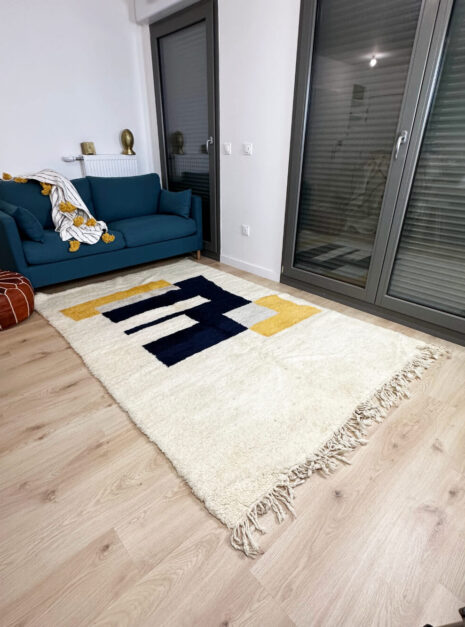 Tapis Berbere Beni Ouarain Blanc motifs Bleus Jaunes Gris