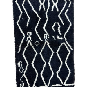 Tapis Beni Ouarain Symbole d'authenticité, 100% laine, tissé à la main.  Voyagez au cœur des montagnes de l'Atlas avec ce tapis berbèr…